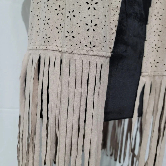 New Directions Weekend Vest Beige Faux Suede Fringe Trim Size S Never Worn - Picture 11 of 11